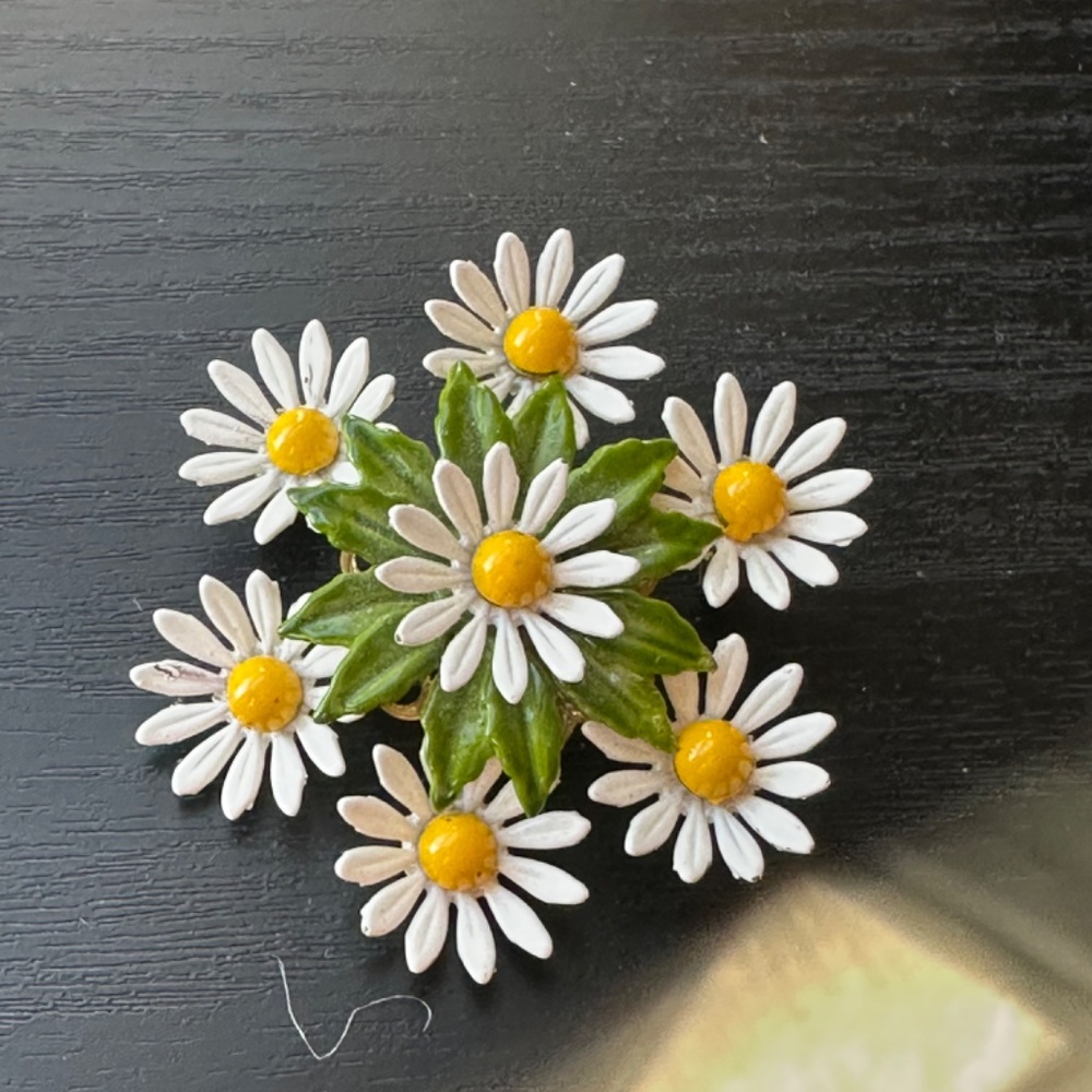 Vintage Daisy Pin - Picture 3 of 6